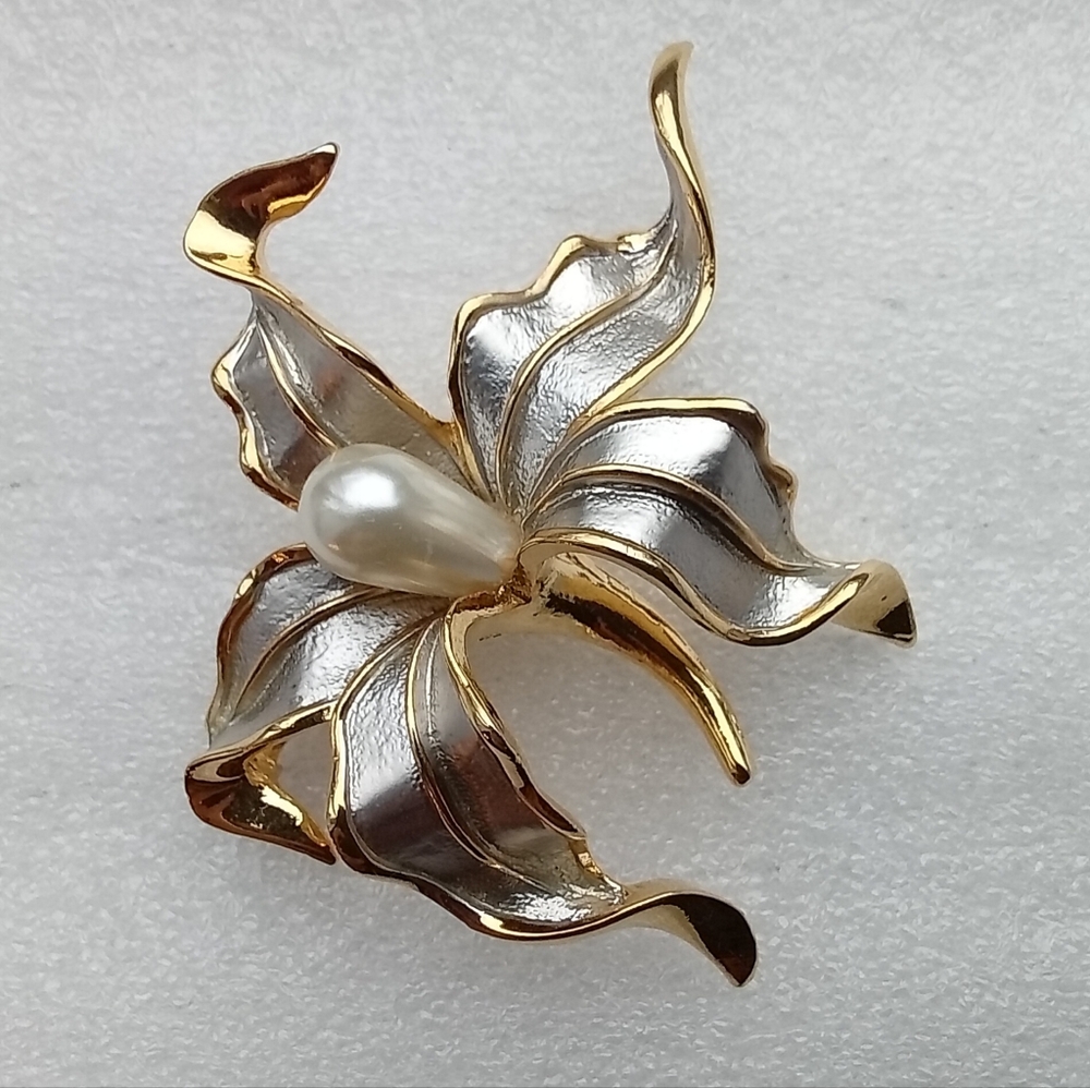 Elegant Gold and Silver Floral Brooch With Big Pearl